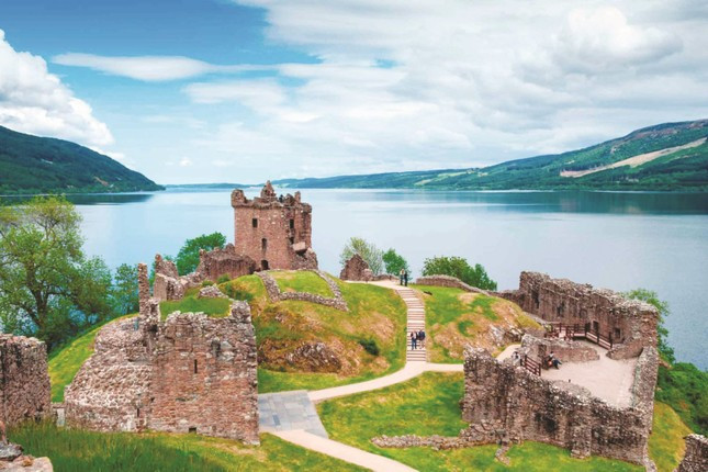 Tàn tích của lâu đài Urquhart nhìn ra hồ Loch Ness, Scotland. Ảnh: Shutterstock. Tàn tích của lâu đài Urquhart nhìn ra hồ Loch Ness, Scotland. Ảnh: Shutterstock.