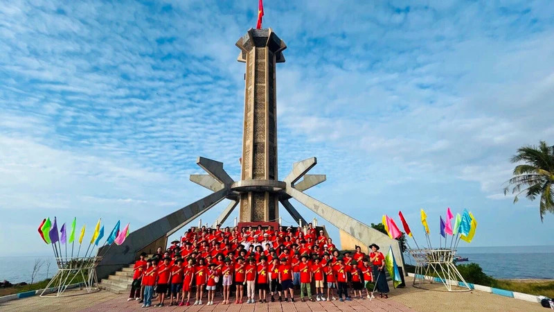 Đoàn thực hiện nghi lễ chào cờ tại đảo Cồn Cỏ. Nguồn: ĐI ĐỂ HIỂU Đoàn thực hiện nghi lễ chào cờ tại đảo Cồn Cỏ. Nguồn: ĐI ĐỂ HIỂU