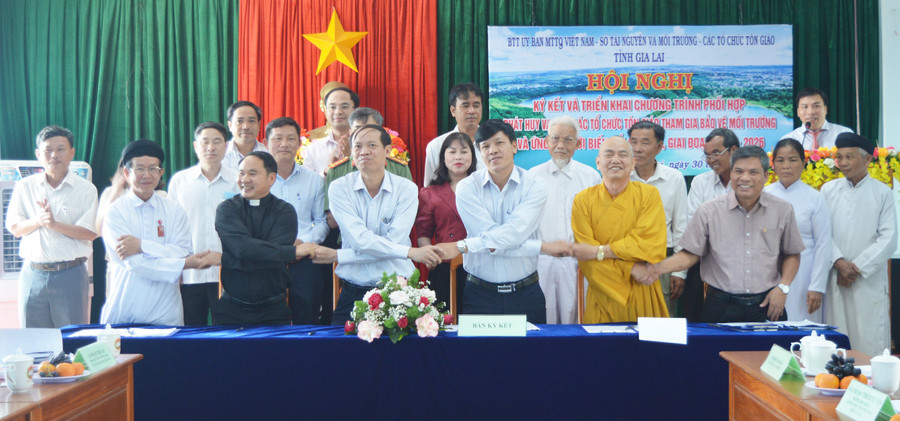 Đại diện Ủy ban MTTQ Việt Nam tỉnh, Sở Tài nguyên và Môi trường cùng các tổ chức tôn giáo ký kết chương trình phối hợp bảo vệ môi trường. Ảnh: Phương Dung Đại diện Ủy ban MTTQ Việt Nam tỉnh, Sở Tài nguyên và Môi trường cùng các tổ chức tôn giáo ký kết chương trình phối hợp bảo vệ môi trường. Ảnh: Phương Dung