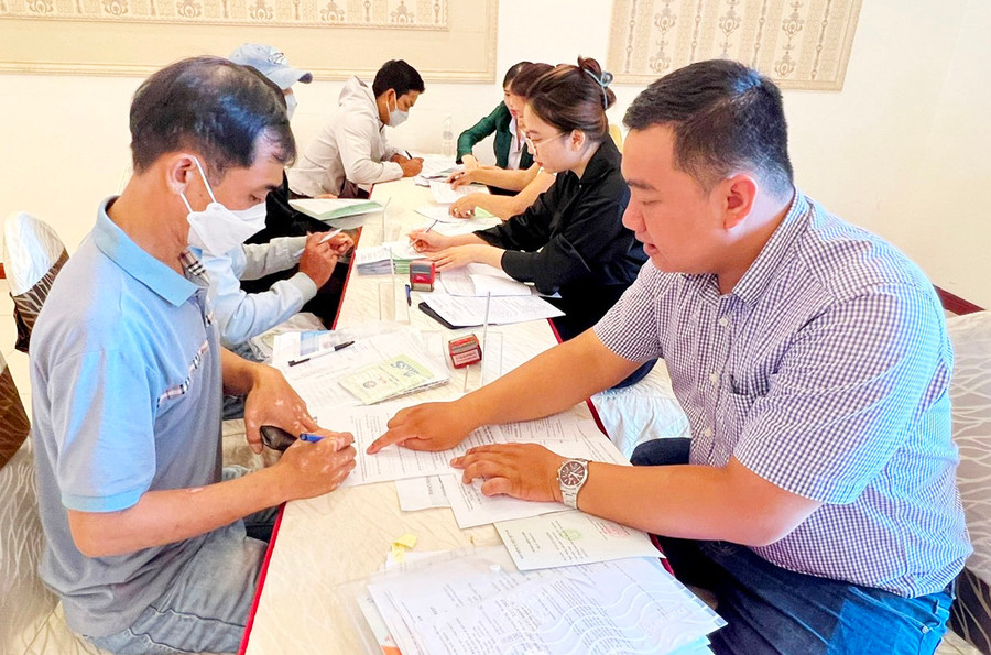 Cán bộ Trung tâm Dịch vụ việc làm tỉnh hướng dẫn người lao động đăng ký tìm việc làm mới. Ảnh: Đ.Y Cán bộ Trung tâm Dịch vụ việc làm tỉnh hướng dẫn người lao động đăng ký tìm việc làm mới. Ảnh: Đ.Y