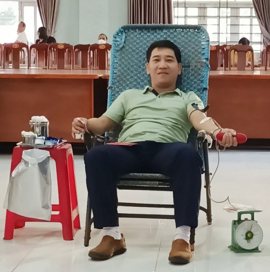 Thầy Trần Văn Cường-giáo viên Trường THCS Nguyễn Khuyến (thị trấn Chư Sê) tham gia hiến máu tình nguyện. Ảnh: R'Ô HOK Thầy Trần Văn Cường-giáo viên Trường THCS Nguyễn Khuyến (thị trấn Chư Sê) tham gia hiến máu tình nguyện. Ảnh: R'Ô HOK