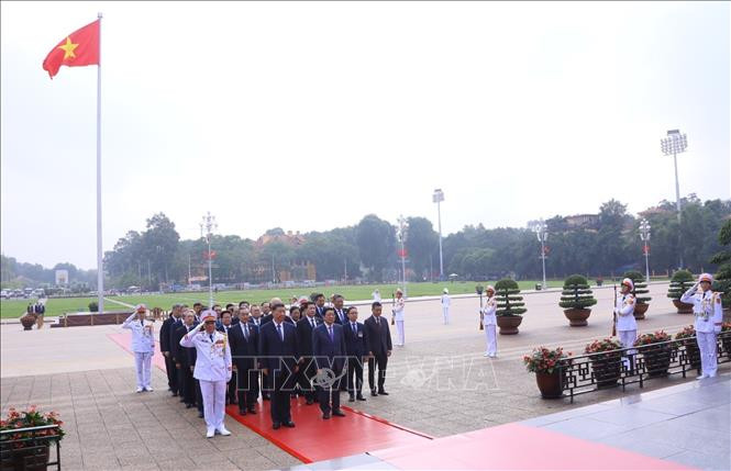 Tổng Bí thư, Chủ tịch nước Trung Quốc Tập Cận Bình cùng Đoàn đại biểu cấp cao Trung Quốc tưởng niệm Chủ tịch Hồ Chí Minh.