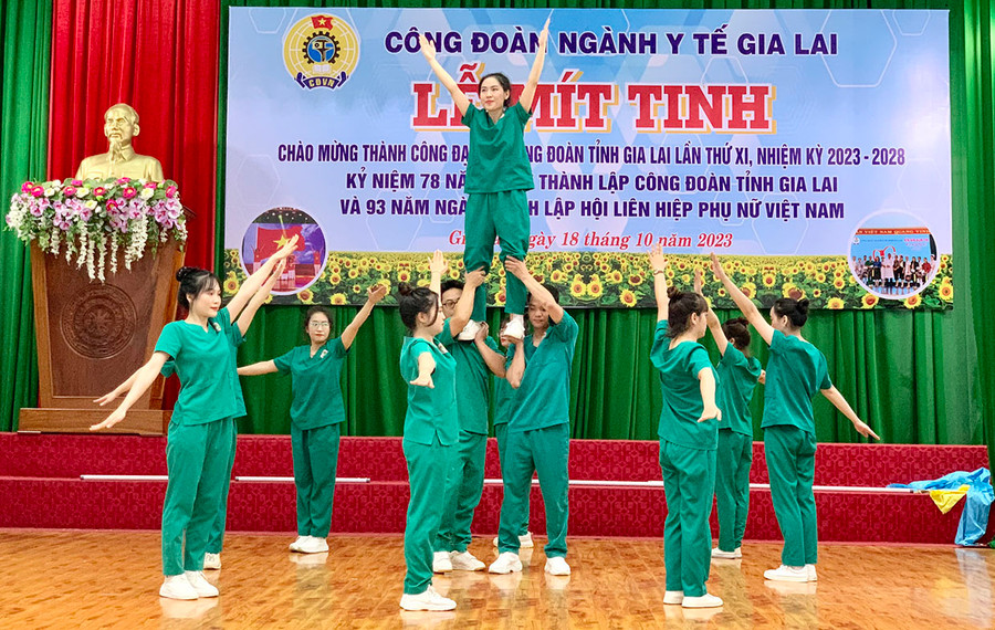 Tiết mục “Đồng diễn thể dục giữa giờ-dân vũ thể thao” của đội thi Bệnh viện Đa khoa tỉnh đạt giải nhất tại hội thi. Ảnh: N.N Tiết mục “Đồng diễn thể dục giữa giờ-dân vũ thể thao” của đội thi Bệnh viện Đa khoa tỉnh đạt giải nhất tại hội thi. Ảnh: N.N