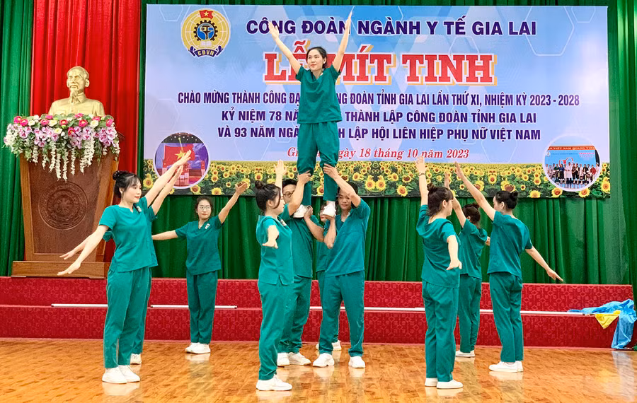 Tiết mục “Đồng diễn thể dục giữa giờ-dân vũ thể thao” của đội thi Bệnh viện Đa khoa tỉnh đạt giải nhất tại hội thi. Ảnh: N.N