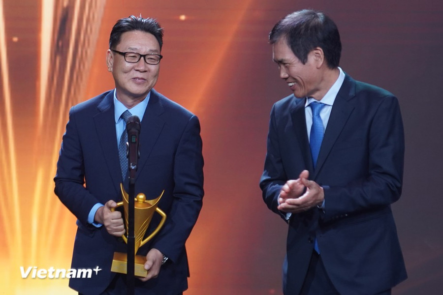 Huấn luyện viên Park Chung Gun (trái) nhận giải thưởng Chuyên gia nước ngoài của năm tại Cúp Chiến thắng năm 2023. (Ảnh: Việt Anh/Vietnam+) Huấn luyện viên Park Chung Gun (trái) nhận giải thưởng Chuyên gia nước ngoài của năm tại Cúp Chiến thắng năm 2023. (Ảnh: Việt Anh/Vietnam+)