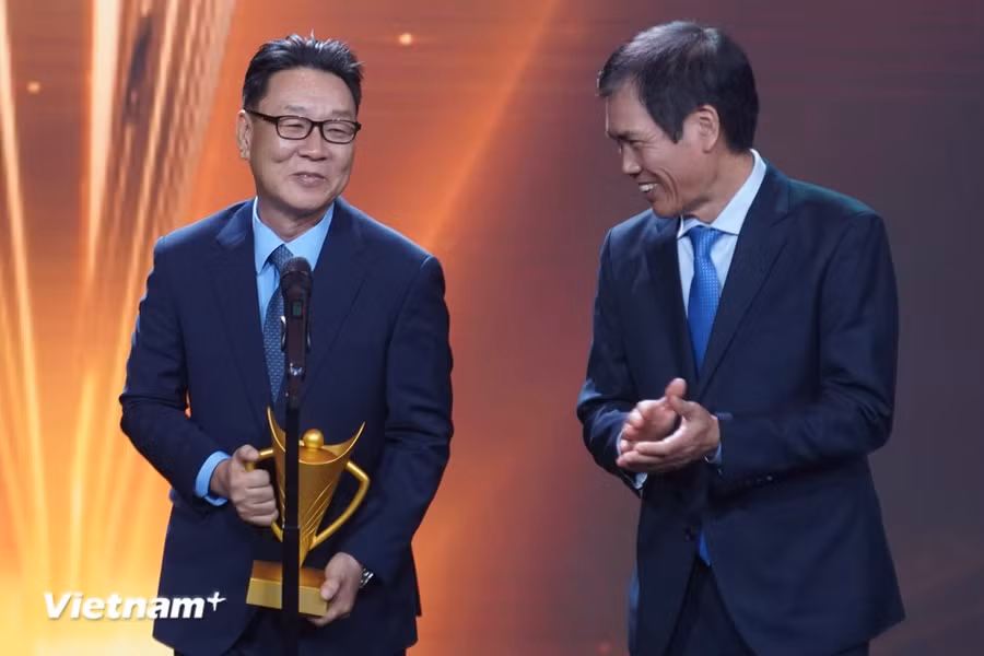 Huấn luyện viên Park Chung Gun (trái) nhận giải thưởng Chuyên gia nước ngoài của năm tại Cúp Chiến thắng năm 2023. (Ảnh: Việt Anh/Vietnam+)