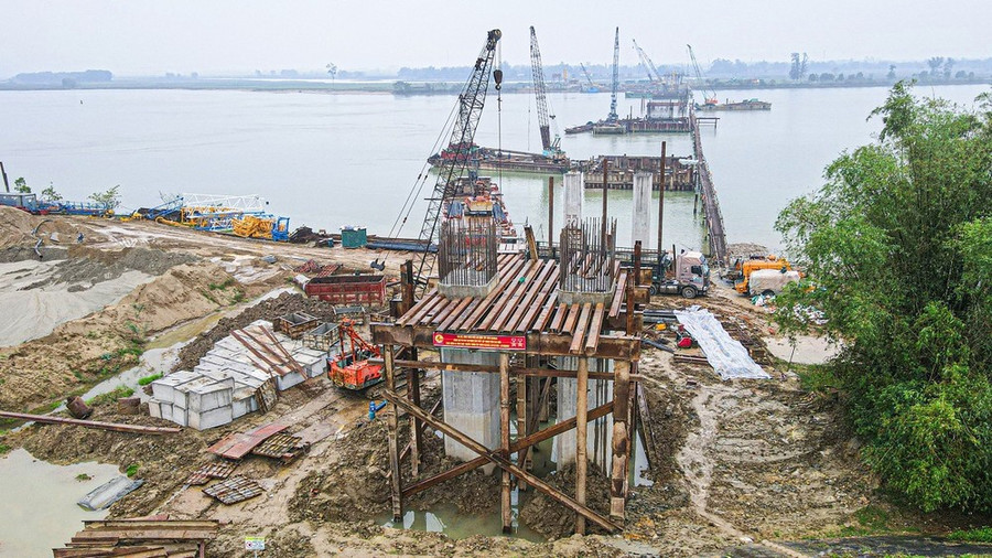 Các nhà thầu thi công 3 ca, 4 kíp nhằm đẩy nhanh tiến độ hoàn thành các dự án theo đúng kế hoạch đề ra. (Ảnh: Việt Hùng/Vietnam+) Các nhà thầu thi công 3 ca, 4 kíp nhằm đẩy nhanh tiến độ hoàn thành các dự án theo đúng kế hoạch đề ra. (Ảnh: Việt Hùng/Vietnam+)