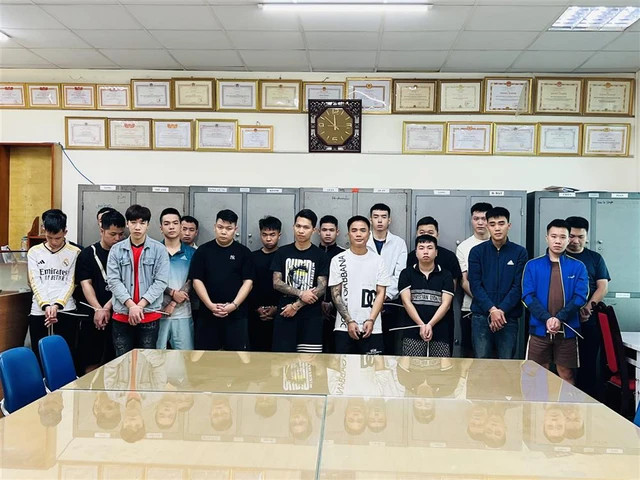 Các đối tượng liên quan tại cơ quan công an. Ảnh: Công an cung cấp Các đối tượng liên quan tại cơ quan công an. Ảnh: Công an cung cấp