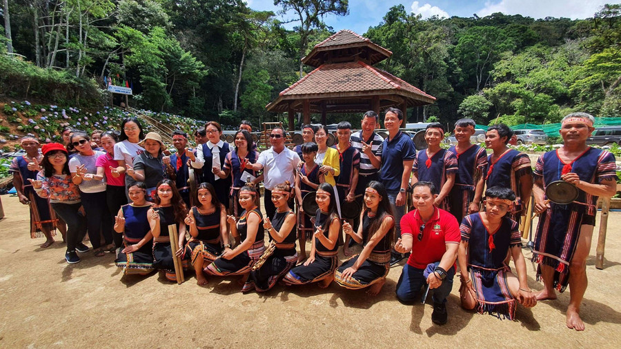 Các công ty lữ hành, hiệp hội du lịch đến khảo sát du lịch và chụp ảnh lưu niệm cùng đội cồng chiêng, xoang xã Măng Ri. Ảnh: NP