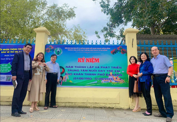 Thầy Phan Thanh Vinh (ngoài cùng bên phải) cùng các cán bộ, nhà hảo tâm trong dịp kỷ niệm 30 năm thành lập Làng Hy Vọng Thầy Phan Thanh Vinh (ngoài cùng bên phải) cùng các cán bộ, nhà hảo tâm trong dịp kỷ niệm 30 năm thành lập Làng Hy Vọng