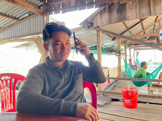 Ông Nguyễn Thành Nhân nhận cuộc điện thoại hỏi đường từ khách du lịch Ông Nguyễn Thành Nhân nhận cuộc điện thoại hỏi đường từ khách du lịch