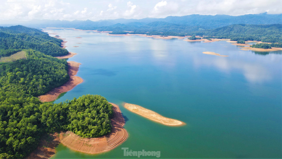 Những ngày tháng 7, du khách mọi miền đến với hồ Kẻ Gỗ, không chỉ để ngắm vẻ đẹp thơ mộng của núi rừng, dòng nước trong xanh mà còn để tìm hiểu về dấu tích của một sân bay dã chiến, một chứng tích và trận địa từng bị đánh phá ác liệt trong những năm chiến tranh.