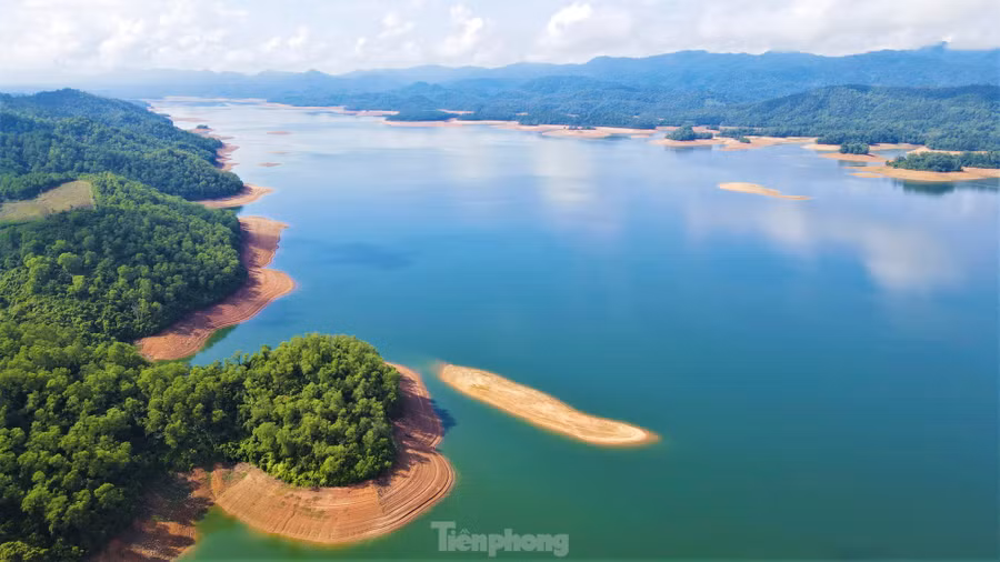 Những ngày tháng 7, du khách mọi miền đến với hồ Kẻ Gỗ, không chỉ để ngắm vẻ đẹp thơ mộng của núi rừng, dòng nước trong xanh mà còn để tìm hiểu về dấu tích của một sân bay dã chiến, một chứng tích và trận địa từng bị đánh phá ác liệt trong những năm chiến tranh.