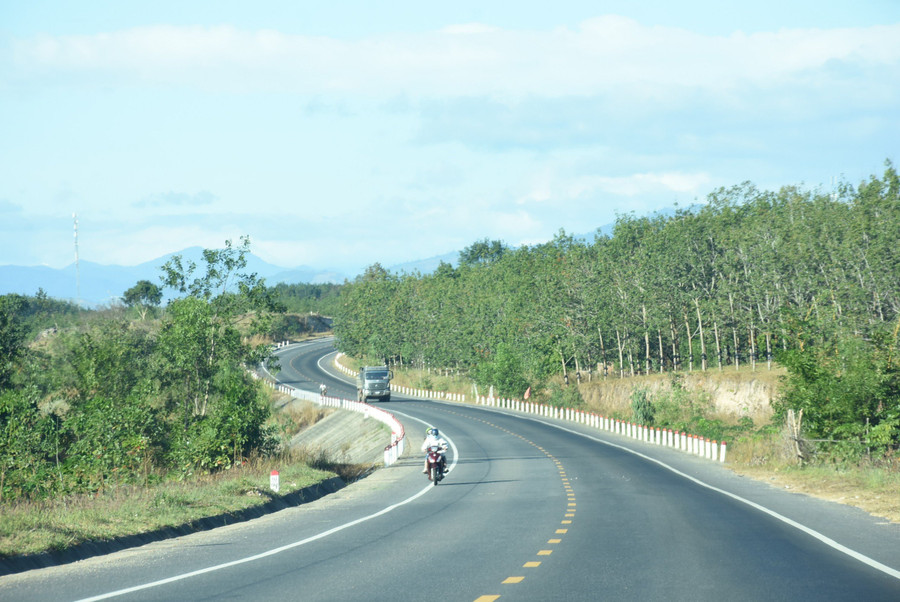 Với sự chỉ đạo quyết liệt của Tổng Bí thư, của các đồng chí lãnh đạo Đảng, Nhà nước, nhiều tuyến quốc lộ nối Kon Tum với các tỉnh, thành được đầu tư nâng cấp, mở rộng. Ảnh: NP Với sự chỉ đạo quyết liệt của Tổng Bí thư, của các đồng chí lãnh đạo Đảng, Nhà nước, nhiều tuyến quốc lộ nối Kon Tum với các tỉnh, thành được đầu tư nâng cấp, mở rộng. Ảnh: NP