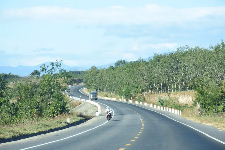 Với sự chỉ đạo quyết liệt của Tổng Bí thư, của các đồng chí lãnh đạo Đảng, Nhà nước, nhiều tuyến quốc lộ nối Kon Tum với các tỉnh, thành được đầu tư nâng cấp, mở rộng. Ảnh: NP