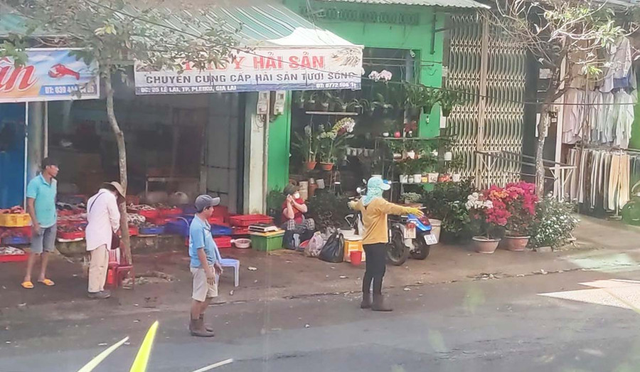 Nhân viên cửa hàng bán hải sản trên đường Lê Lai (TP. Pleiku) đứng ra đường chèo kéo khách. Ảnh: T.D