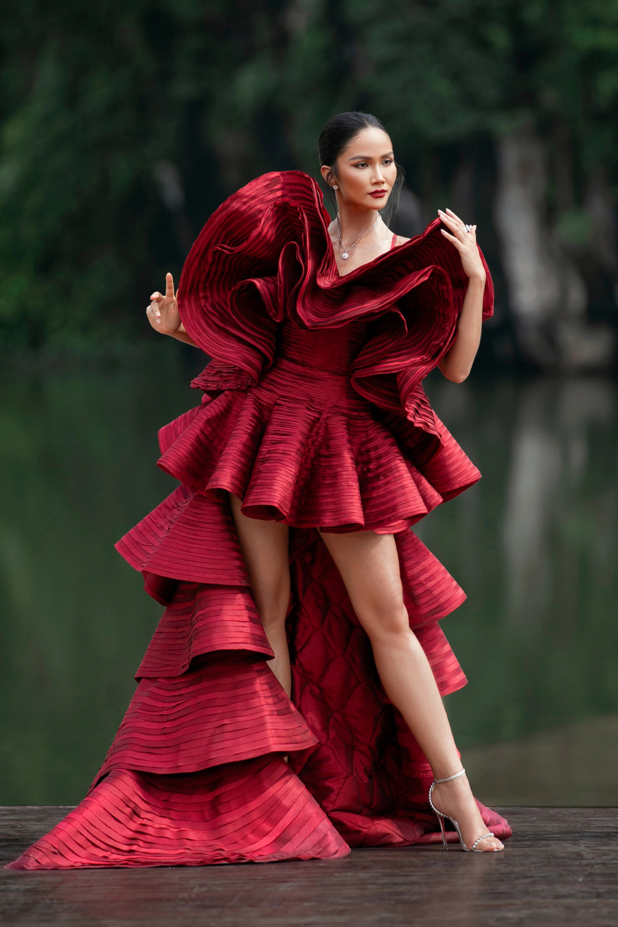 Bên cạnh những chất liệu cao cấp như velvet, taffeta, chiffon... được xử lý thuần thục, bằng kỹ thuật draping, đính kết, chần bông, hay kỹ thuật chạy chỉ len trên nền chất liệu tulle, anh còn gây ấn tượng khi sử dụng lụa Mã Châu, một loại chất liệu nổi tiếng &quot;khó chiều&quot;.ẢNH: KIẾNG CẬN TEAM