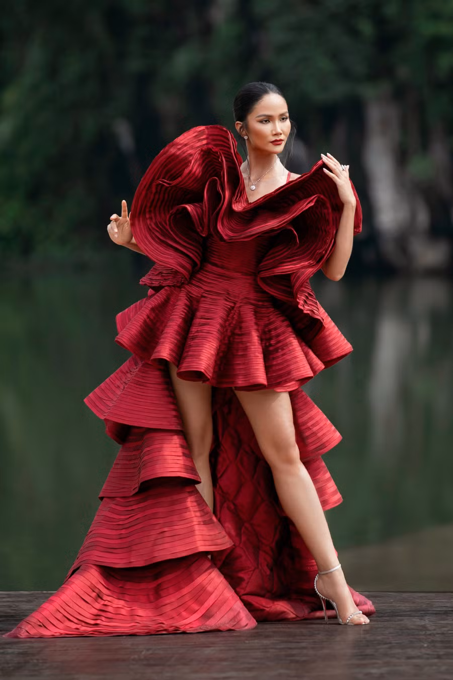 Bên cạnh những chất liệu cao cấp như velvet, taffeta, chiffon... được xử lý thuần thục, bằng kỹ thuật draping, đính kết, chần bông, hay kỹ thuật chạy chỉ len trên nền chất liệu tulle, anh còn gây ấn tượng khi sử dụng lụa Mã Châu, một loại chất liệu nổi tiếng "khó chiều".ẢNH: KIẾNG CẬN TEAM