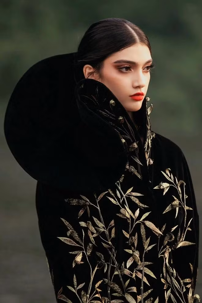 Bằng ngôn ngữ thời trang đầy thi vị, NTK khéo léo lồng ghép những hình ảnh thân thương như cây lúa, bông sen, non xanh nước biếc vào váy áo. Những chi tiết truyền thống như thêu chỉ vàng trên nền vải nhung, đính kết xếp tầng dạng vảy cá khi kết hợp cùng những phom dáng hiện đại tạo ra hiệu ứng đầy thú vị.ẢNH: KIẾNG CẬN TEAM