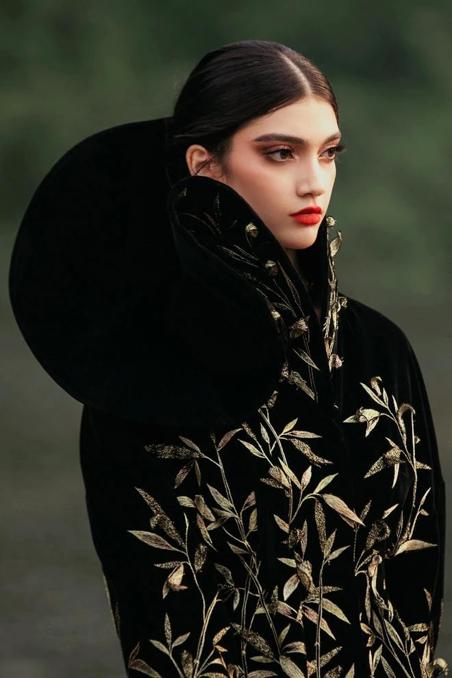 Bằng ngôn ngữ thời trang đầy thi vị, NTK khéo léo lồng ghép những hình ảnh thân thương như cây lúa, bông sen, non xanh nước biếc vào váy áo. Những chi tiết truyền thống như thêu chỉ vàng trên nền vải nhung, đính kết xếp tầng dạng vảy cá khi kết hợp cùng những phom dáng hiện đại tạo ra hiệu ứng đầy thú vị.ẢNH: KIẾNG CẬN TEAM