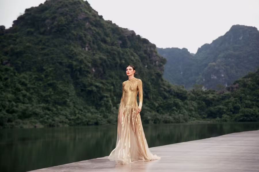 Bộ sưu tập bao gồm những phom dáng quen thuộc như váy chữ A, mini dress, váy dài được làm mới qua những chi tiết biến tấu và kỹ thuật thủ công tinh xảo. Nhà thiết kế từng bước xóa mờ khoảng cách của tính ứng dụng và độc bản trong thời trang.ẢNH: KIẾNG CẬN TEAM