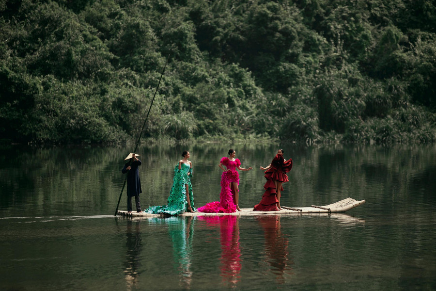 Ba hoa hậu Việt Nam mở màn trong vai trò first-face. Thay vì bước ra sàn catwalk từ phía sau sân khấu như thường lệ, ba người đẹp xuất hiện trên chiếc bè trúc, chậm rãi tiến về sàn diễn giữa âm nhạc du dương. Các nàng hậu thể hiện khả năng catwalk chuyên nghiệp cùng trang phục dạ hội có thiết kế tà dài và phom dáng dựng 3D công phu. ẢNH: KIẾNG CẬN TEAM