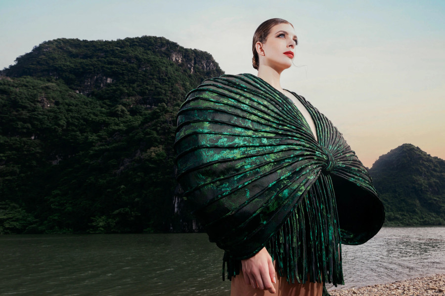 Sàn diễn đặc sắc tôn vinh văn hóa, giá trị Việt Nam thông qua thời trang và nghệ thuật. ẢNH: KIẾNG CẬN TEAM