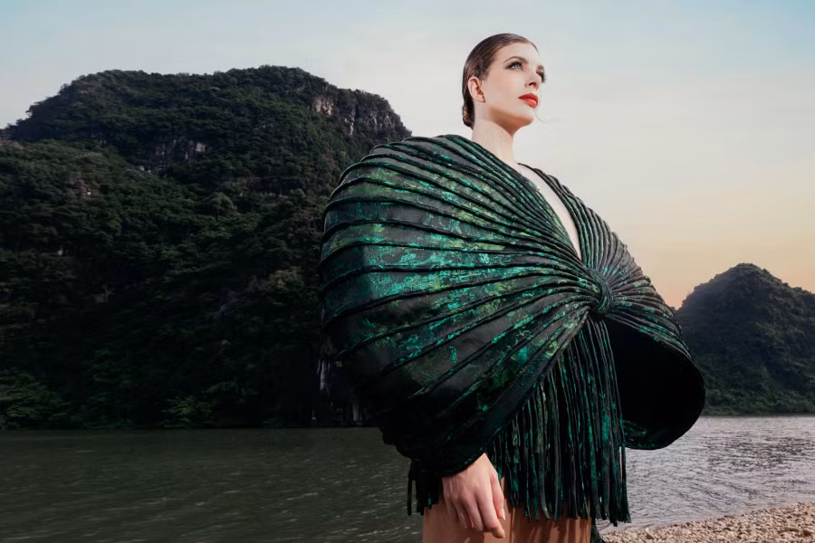 Sàn diễn đặc sắc tôn vinh văn hóa, giá trị Việt Nam thông qua thời trang và nghệ thuật. ẢNH: KIẾNG CẬN TEAM