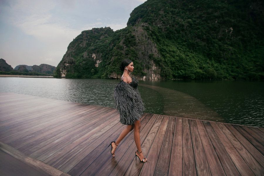 Nhiều năm qua, nhà thiết kế 8X ấp ủ và miệt mài theo đuổi những dự án thời trang gắn liền với thiên nhiên, văn hóa truyền thống của đất nước. Anh chia sẻ: &quot;Thời trang là nghệ thuật. Thưởng thức nghệ thuật phản trọn vẹn, tận hứng qua nhiều giác quan. Vì vậy đưa BSTđến một không gian đẹp cũng chính là cách tôi thể hiện sự trân trọng với khán giả và với sáng tạo của mình&quot;. .ẢNH: KIẾNG CẬN TEAM