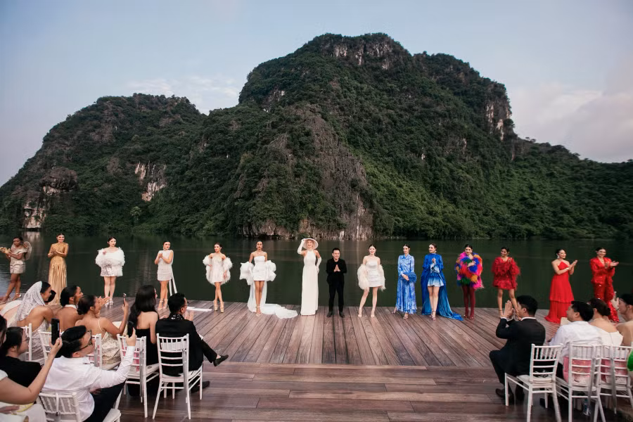 Nhà thiết kế trong màn chào kết show Fall Winter 2024.ẢNH: KIẾNG CẬN TEAM