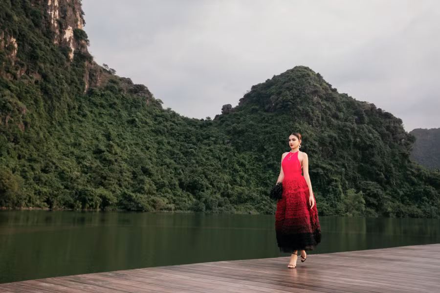 Các thiết kế làm từ chất liệu vải lụa Mã Châu là một trong những điểm nhấn thi vị của bộ sưu tập.ẢNH: KIẾNG CẬN TEAM