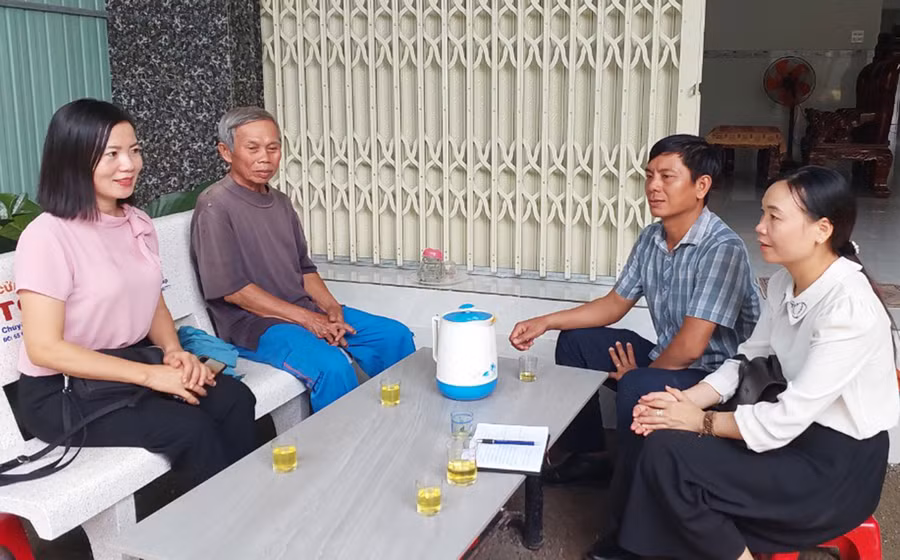 Cán bộ phường Ngô Mây trao đổi với ông Đặng Thành Long (thứ 2 từ trái sang) về việc hỗ trợ giúp gia đình vươn lên thoát nghèo. Ảnh: N.D