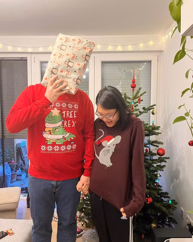 Uyên Ninh và bạn trai chụp ảnh cùng nhau, chàng trai người Đức thường giấu mặt khi chụp ảnh chung. ẢNH CHỤP MÀN HÌNH