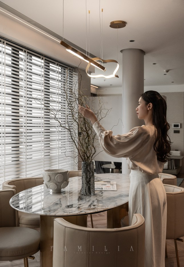 Như trái tim của tổ ấm, khu vực bếp và bàn ăn được thiết kế ấm cúng, đối diện là cửa kính lớn để lấy ánh sáng tự nhiên cho toàn bộ khu bếp. Gia đình có trẻ nhỏ sẽ hoàn toàn được yên tâm với bàn ăn tròn, không góc cạnh.