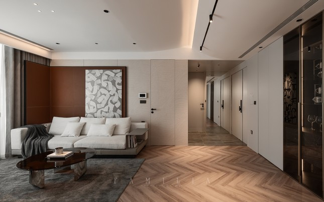 Phòng khách được thiết kế tối giản với sô pha, thảm và ti vi, đơn giản nhưng đầy đủ cho các hoạt động chung của các thành viên. Căn hộ dành cho gia đình trẻ 2 thế hệ gồm bố mẹ và 2 con nhỏ, do đó KTS của Familia Design thiết kế tập trung vào việc cá nhân hóa không gian sống theo phong cách riêng của từng thành viên.