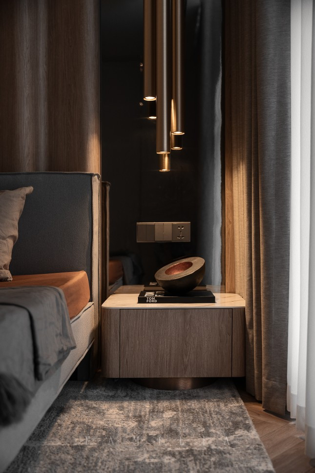 Tập trung vào chất lượng, căn hộ tích hợp những vật liệu và phụ kiện đến từ các thương hiệu nổi tiếng như gỗ An Cường, da nỉ Acacia nhập khẩu Bỉ, đá Neolith, phụ kiện Blum… cùng các chi tiết nhấn nhá phá cách như trần thạch cao đúc elip, vách đầu giường uốn cong, máy tạo lửa hơi nước… giúp không gian sống trở nên sang trọng nhưng cũng không kém phần ấn tượng, cuốn hút.