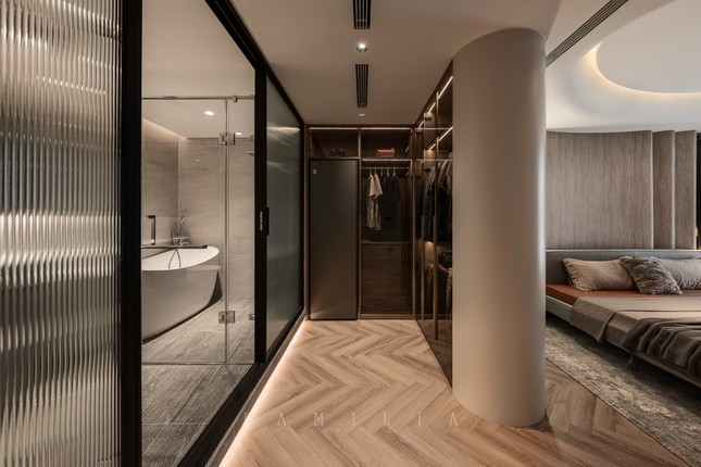 Nhà tắm và vệ sinh trong phòng ngủ lớn được ngăn cách với giường ngủ bằng hệ tủ quần áo bằng kính vừa đảm bảo riêng tư vừa đầy đủ dây chuyền công năng.