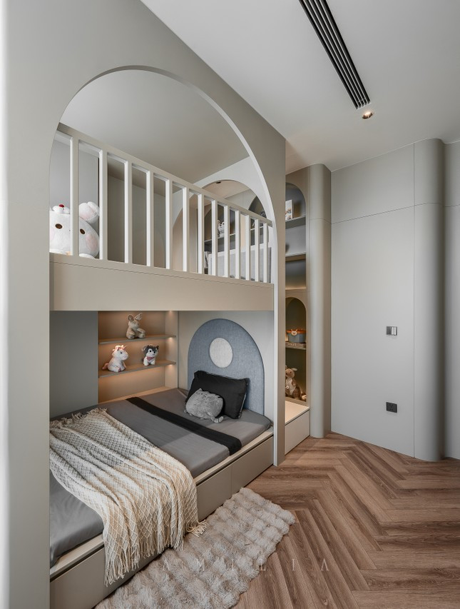 Phòng ngủ chung cho 2 trẻ em được thiết kế hiện đại và dễ thương, đảm bảo an toàn cho các em thoải mái sinh hoạt với chất liệu trơn láng, góc bo tròn, lan can chắc