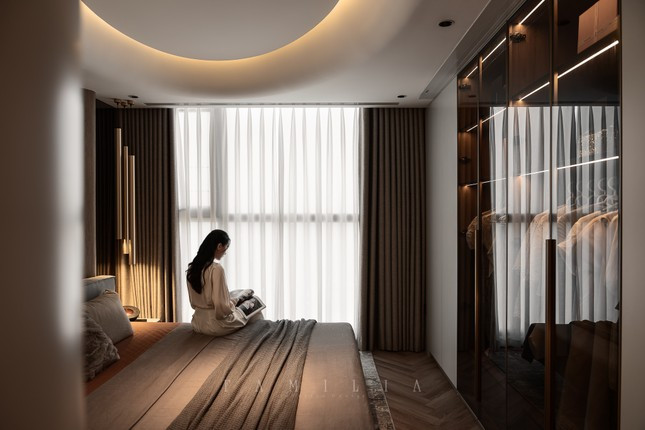 Phòng ngủ của người lớn trầm tĩnh hơn, sử dụng đèn vàng dịu nhẹ cho giấc ngủ nhẹ nhàng hơn, đảm bảo môi trường chất lượng cho việc nghỉ ngơi.