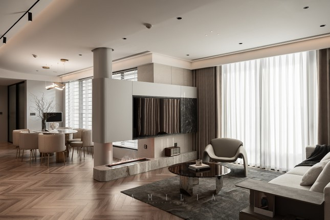 Từ thiết kế đến thi công, căn hộ được làm mới hoàn toàn. Đặc biệt, phần logia cũ của căn hộ được cải tạo thành khu vực nhà bếp nằm ở trung tâm căn hộ.