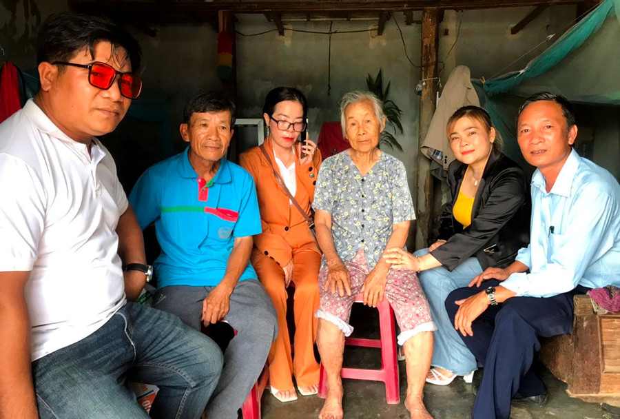 Ban Nhân dân thôn An Xuân 1 bàn giải pháp vận động hỗ trợ xây nhà ở cho bà Nguyễn Thị Bảo (thứ 3 từ phải sang). Ảnh: Nguyễn Ánh