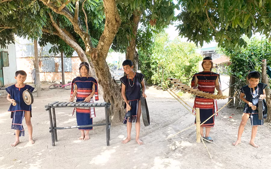 Đội cồng chiêng “nhí” làng Tnung-Măng. Ảnh: R.H