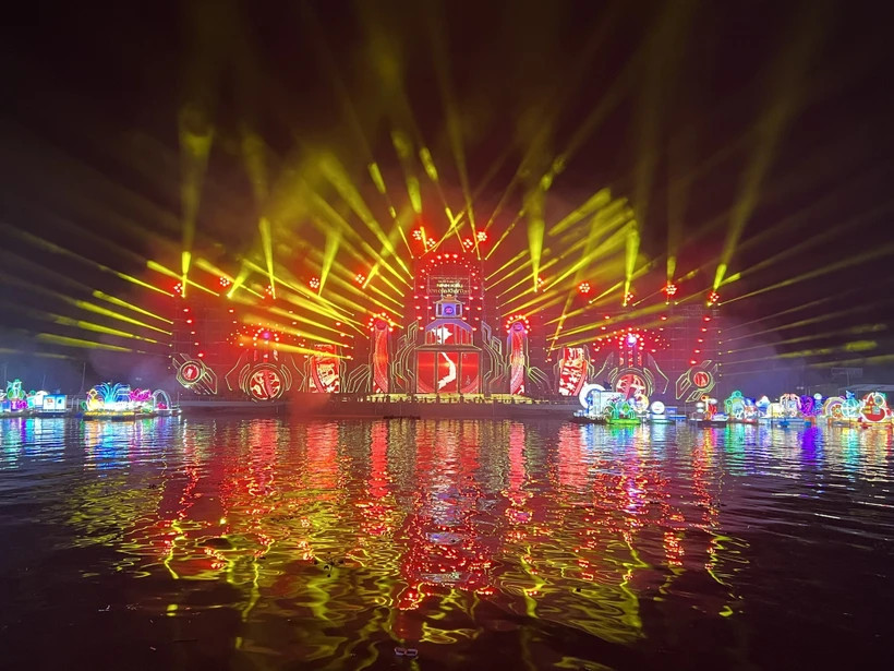 Ngày Hội Du lịch-Đêm Hoa đăng Ninh Kiều. (Ảnh: Ánh Tuyết/TTXVN) Ngày Hội Du lịch-Đêm Hoa đăng Ninh Kiều. (Ảnh: Ánh Tuyết/TTXVN)