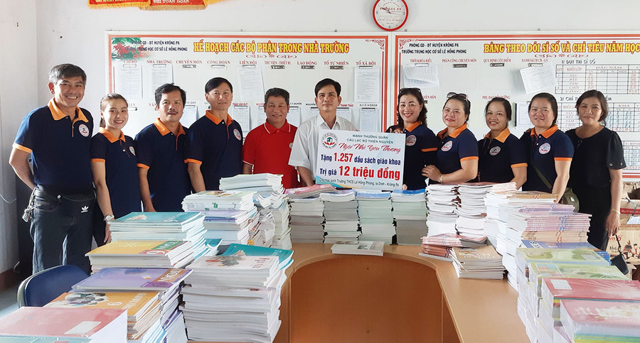 Với tấm lòng thiện nguyện, anh Lê Đức Lâu (ngoài cùng bên trái) đã có nhiều hoạt động nhân đạo giúp đỡ người nghèo lúc khó khăn. Ảnh: N.H Với tấm lòng thiện nguyện, anh Lê Đức Lâu (ngoài cùng bên trái) đã có nhiều hoạt động nhân đạo giúp đỡ người nghèo lúc khó khăn. Ảnh: N.H