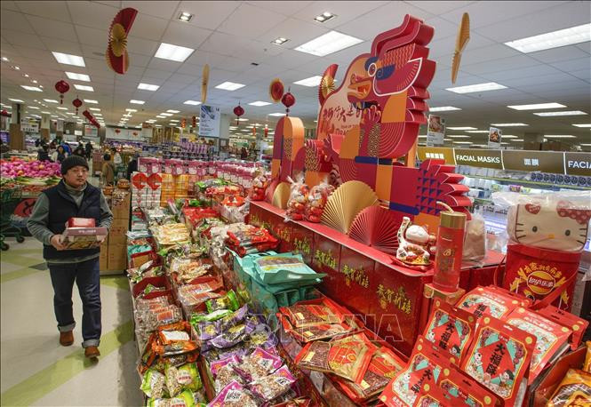 Đèn lồng được thắp sáng rực rỡ tại hội chợ đèn lồng đón Tết Nguyên đán ở Thượng Hải, Trung Quốc. Ảnh: THX/TTXVN Đèn lồng được thắp sáng rực rỡ tại hội chợ đèn lồng đón Tết Nguyên đán ở Thượng Hải, Trung Quốc. Ảnh: THX/TTXVN