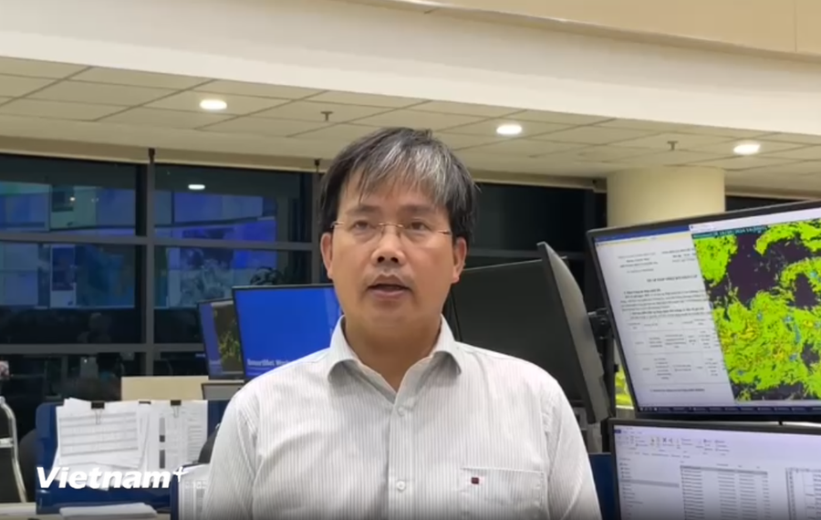 Phó Giáo sư -Tiến sỹ Mai Văn Khiêm, Giám đốc Trung tâm Dự báo Khí tượng thủy văn Quốc gia lưu ý trong ngày 19/9, ở khu vực chịu ảnh hưởng của bão số 4, khả năng có mưa cường suất rất lớn. (Ảnh: PV/Vietnam+) Phó Giáo sư -Tiến sỹ Mai Văn Khiêm, Giám đốc Trung tâm Dự báo Khí tượng thủy văn Quốc gia lưu ý trong ngày 19/9, ở khu vực chịu ảnh hưởng của bão số 4, khả năng có mưa cường suất rất lớn. (Ảnh: PV/Vietnam+)