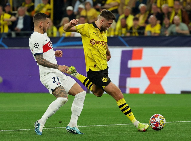 Niclas Fullkrug mở tỉ số sau hàng loạt động tác xử lý bóng tinh tế. Niclas Fullkrug mở tỉ số sau hàng loạt động tác xử lý bóng tinh tế.