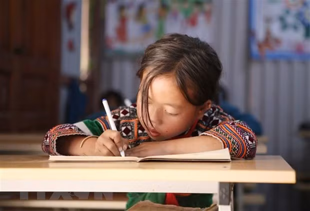Học sinh Trường liên cấp Tiểu học và Trung học cơ sở Tung Qua Lìn, huyện Phong Thổ Lai Châu trong giờ nghe, viết môn tiếng Việt. (Ảnh: Quý Trung/TTXVN) Học sinh Trường liên cấp Tiểu học và Trung học cơ sở Tung Qua Lìn, huyện Phong Thổ Lai Châu trong giờ nghe, viết môn tiếng Việt. (Ảnh: Quý Trung/TTXVN)