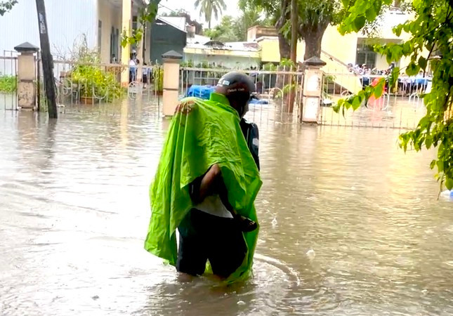 Theo ghi nhận của Tiền Phong, sáng 9/10, tuyến đường Phan Chu Trinh (phường Thắng Lợi, TP.Kon Tum) bị ngập úng cục bộ, nhiều phụ huynh phải cõng con vào trường để đảm bảo an toàn.