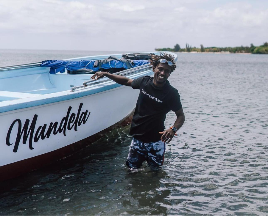 Đến 'thiên đường Mauritius' săn ảnh cá voi lưng gù - Ảnh 2. Người lái tàu đảo Mauritius cũng là một nhà hải dương học. Ảnh: TRẦN THANH TÂM